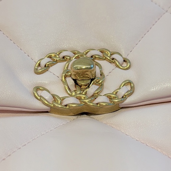 Authentic CHANEL 19 Lambskin Quilted Medium Flap Light Pink Pristine - Picture 13 of 14